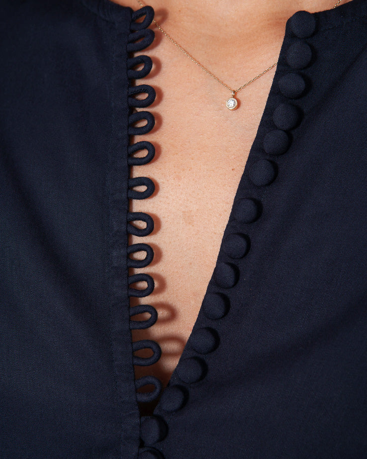 Skjortebluse til damer i navy lavet af kvaliteten 100% Viskose (LENZING™ ECOVERO™), ansvarligt produceret design fra A Working Theory