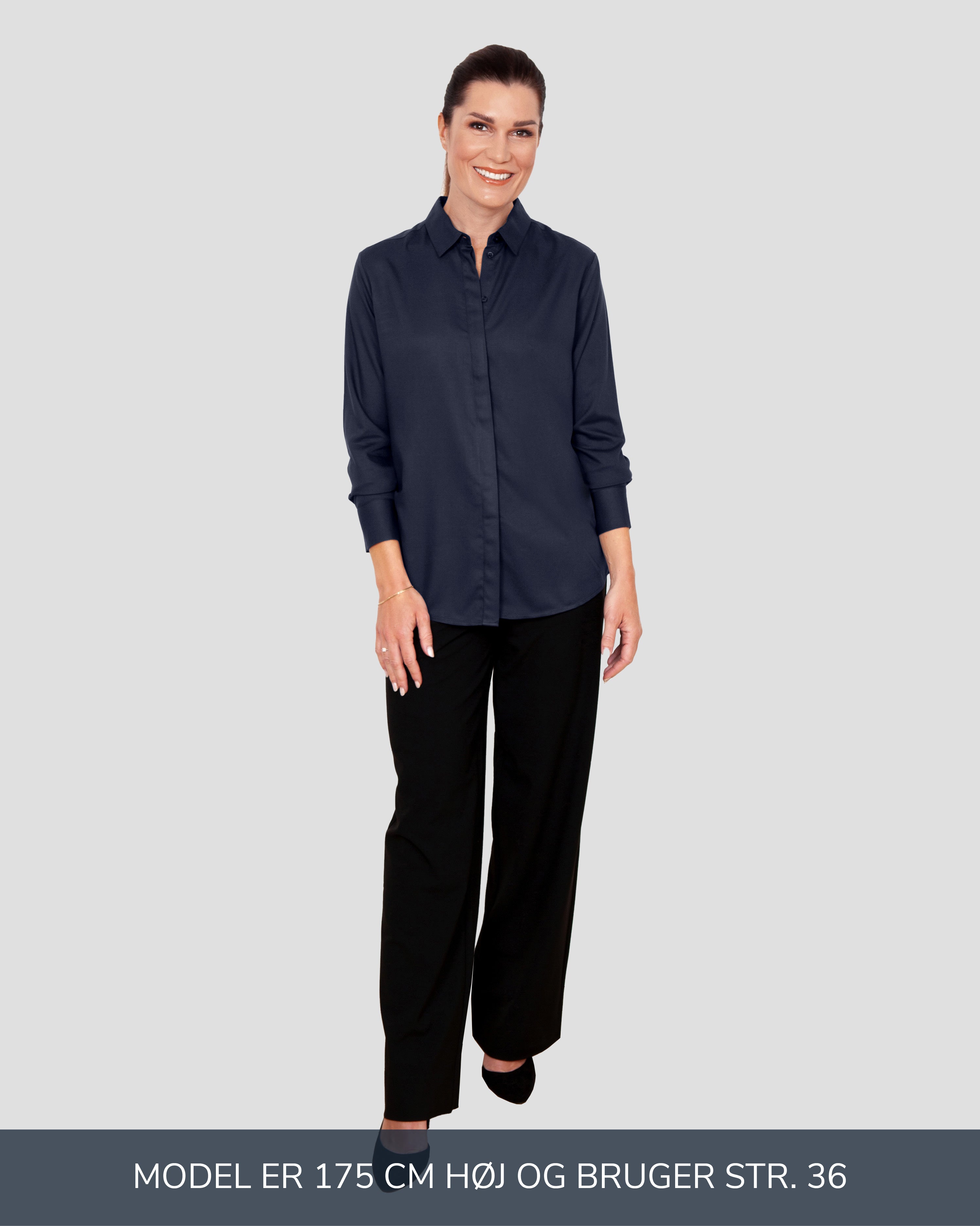 Klassisk skjorte til kvinder i navy lavet af kvaliteten 100% Viskose (LENZING™ ECOVERO™), ansvarligt produceret design fra A Working Theory