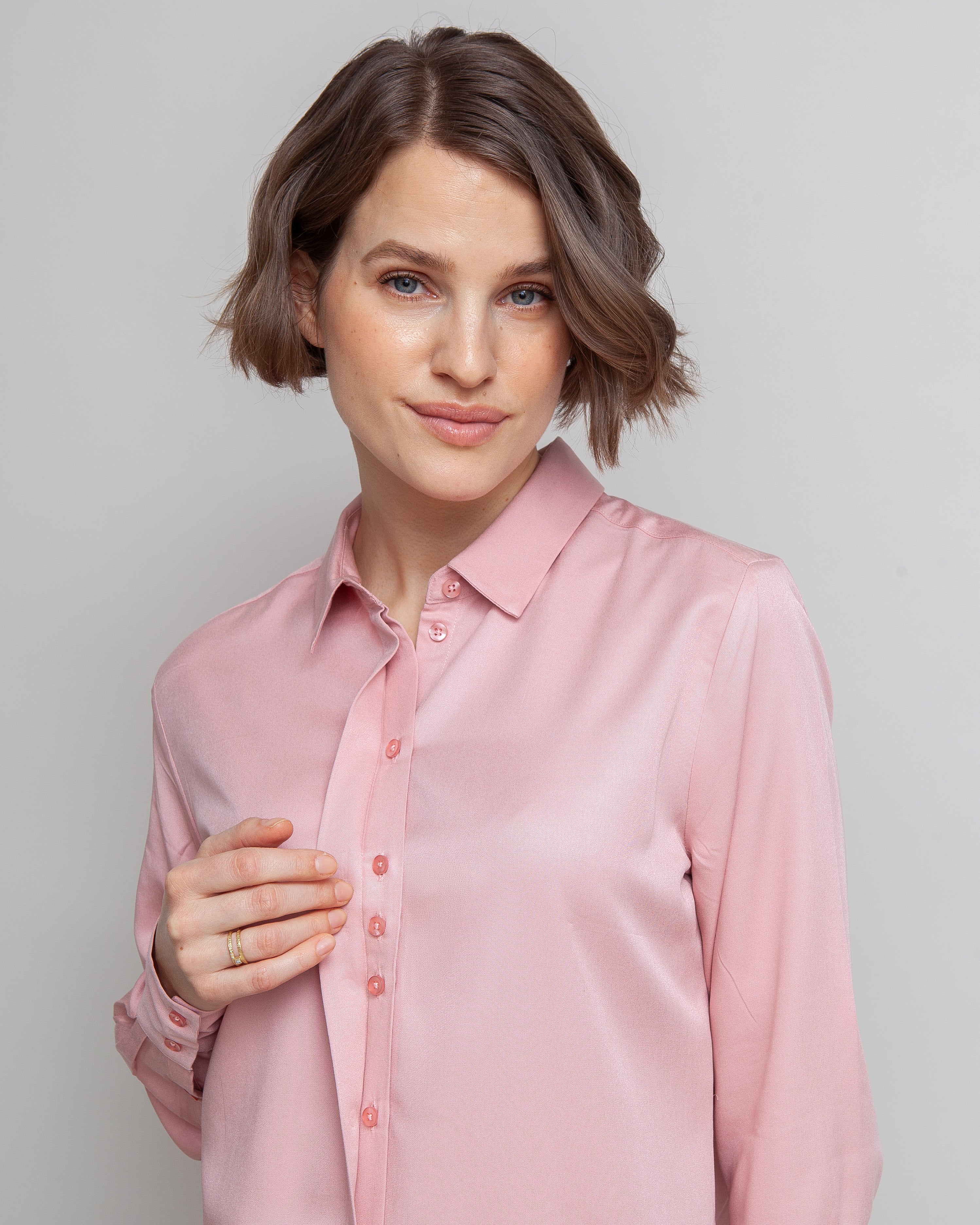 Klassisk skjorte til kvinder i lyseroed lavet af kvaliteten 100% Viskose (LENZING™ ECOVERO™), ansvarligt produceret design fra A Working