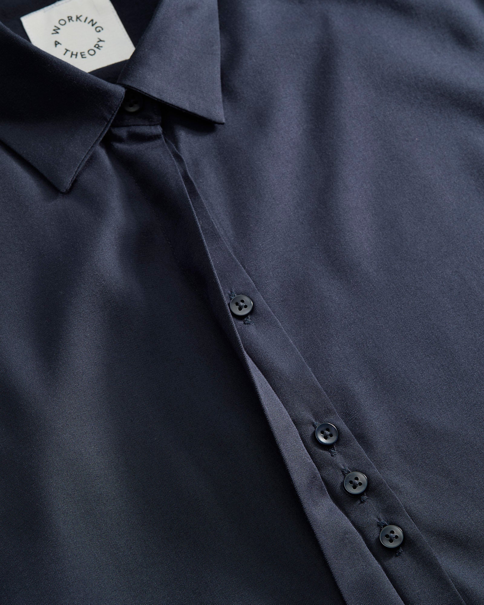 Klassisk skjorte til kvinder i navy lavet af kvaliteten 100% Viskose (LENZING™ ECOVERO™), ansvarligt produceret design fra A Working Theory