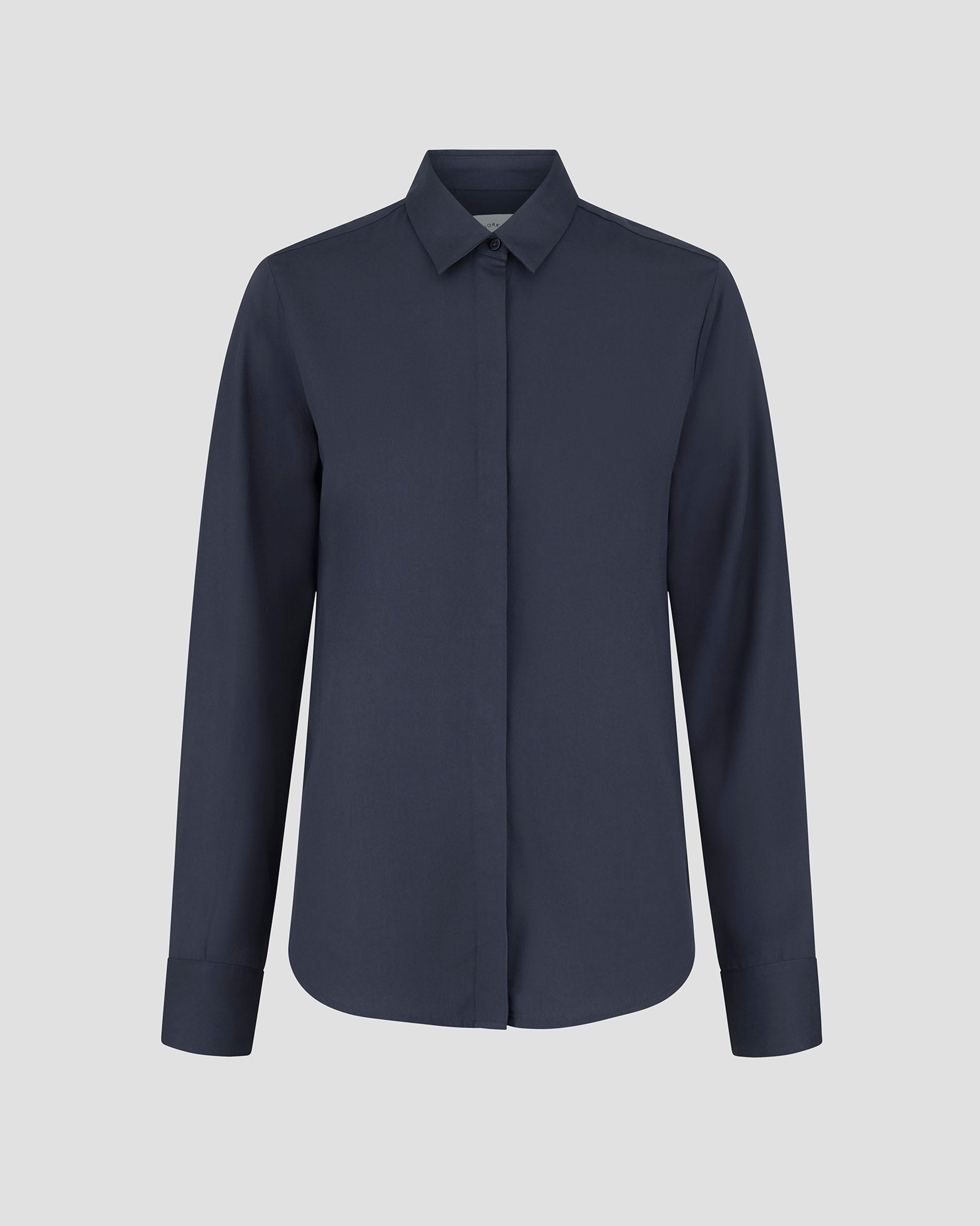 Klassisk skjorte til kvinder i navy lavet af kvaliteten 100% Viskose (LENZING™ ECOVERO™), ansvarligt produceret design fra A Working Theory