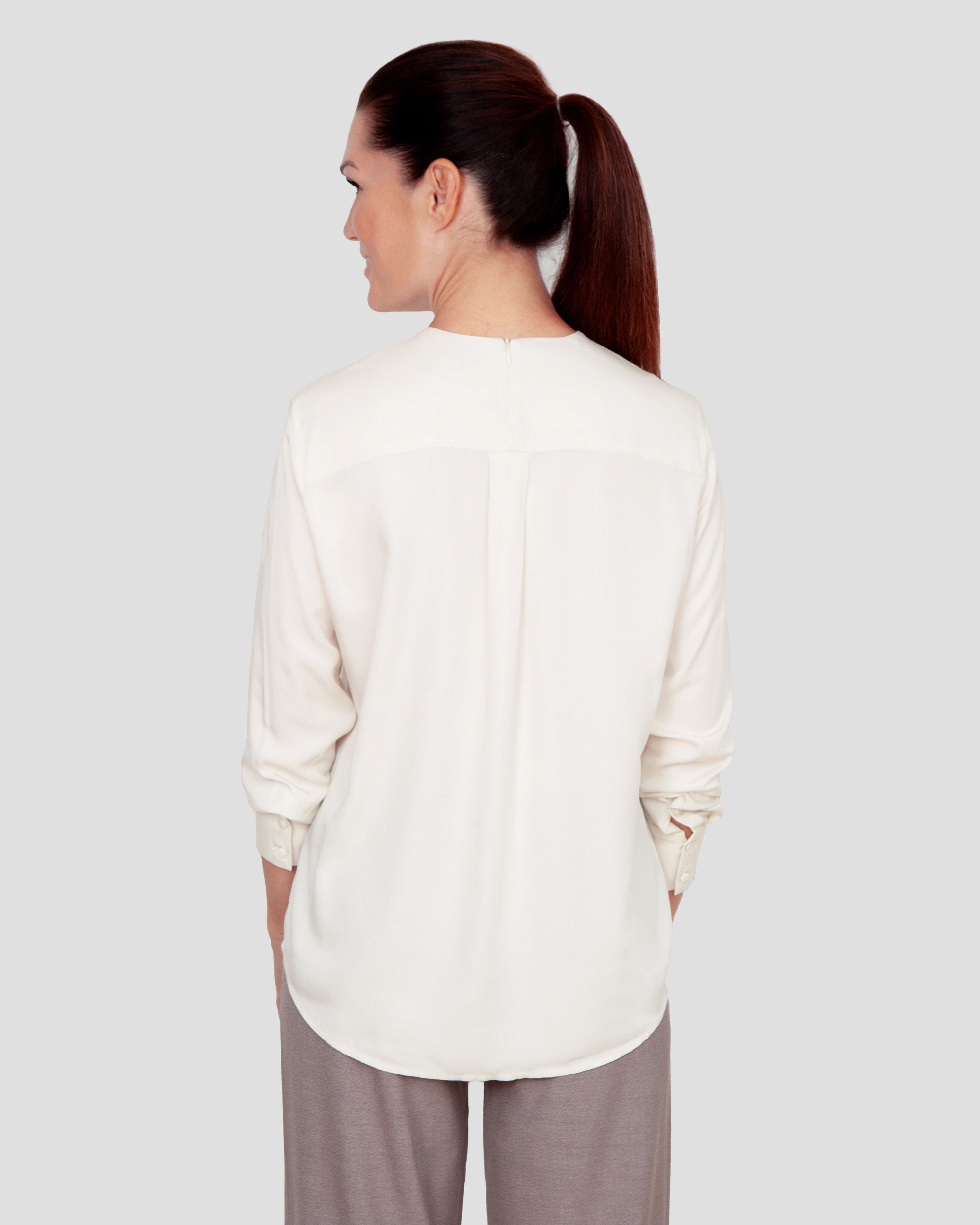 Skjortebluse til damer i ivovy lavet af kvaliteten 100% Viskose (LENZING™ ECOVERO™), ansvarligt produceret design fra A Working Theory