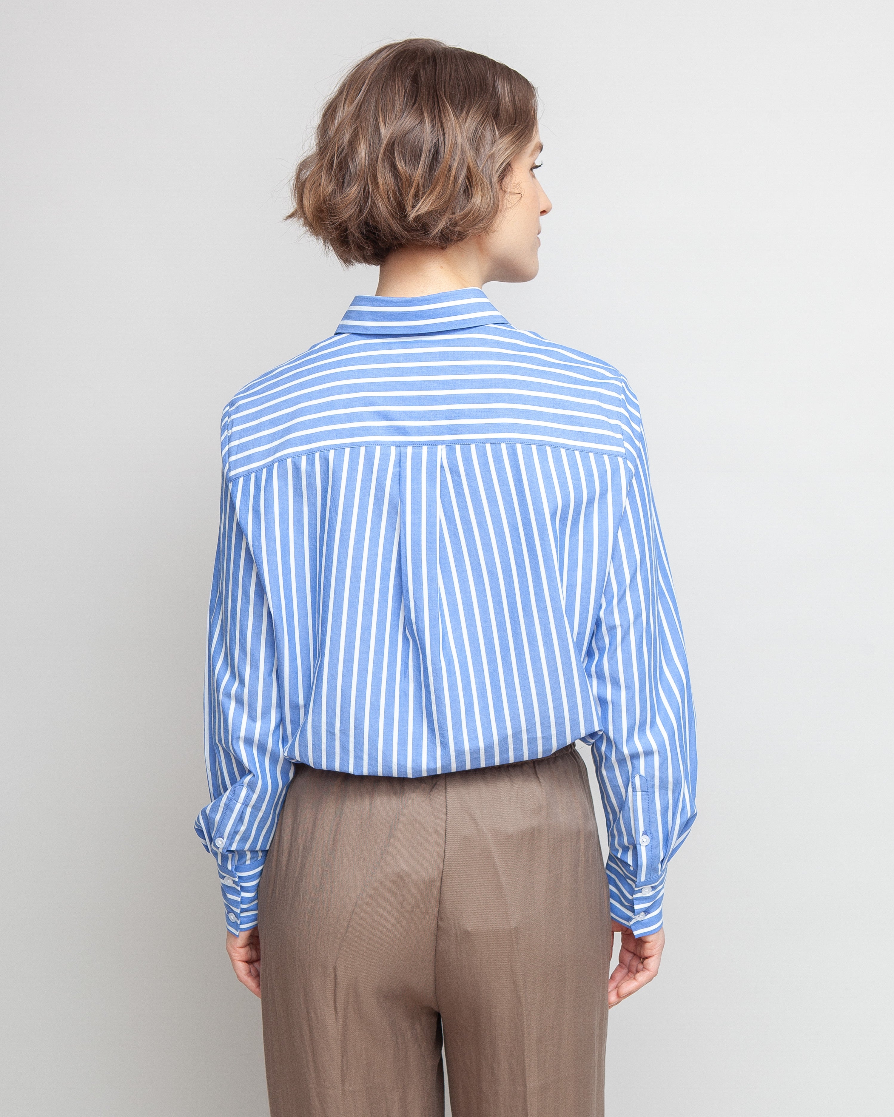 Klassisk skjorte til kvinder i blå og hvid stribe lavet af kvaliteten 100% Økologisk Bomuld, ansvarligt produceret design fra A Working Theory