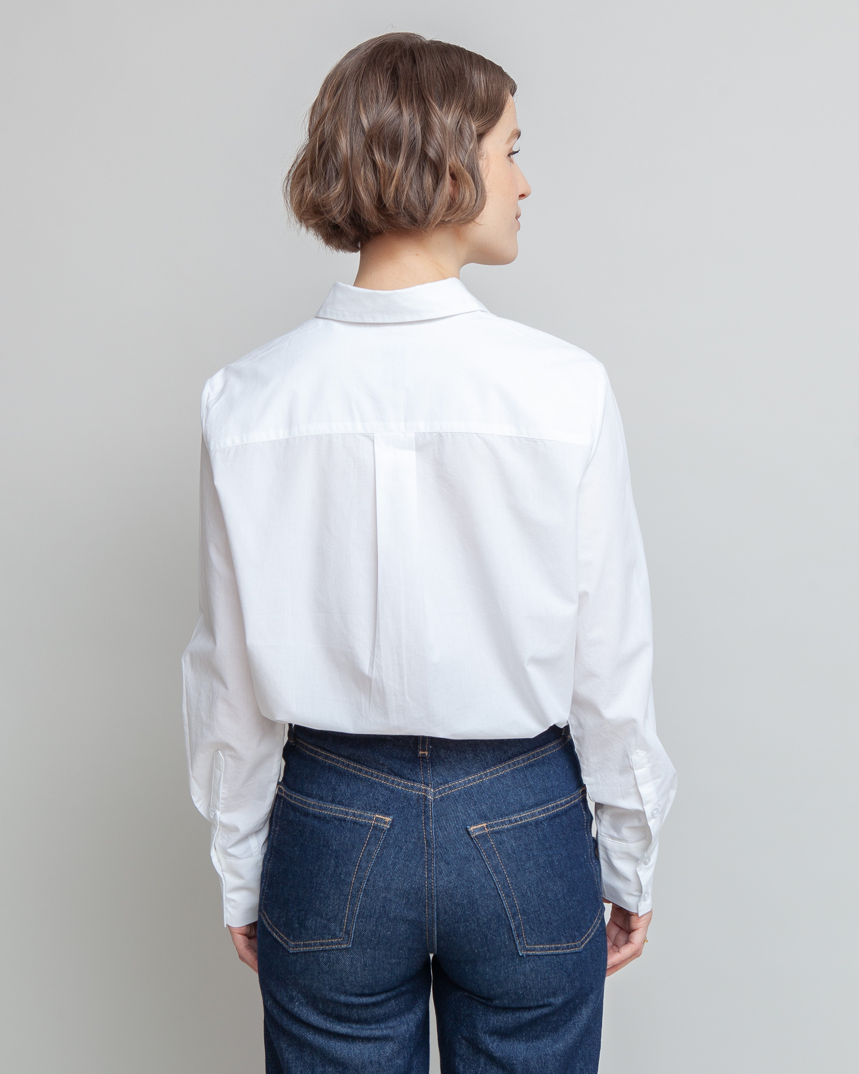 Klassisk skjorte til kvinder i hvid lavet af kvaliteten 100% Økologisk Bomuld, ansvarligt produceret design fra A Working Theory