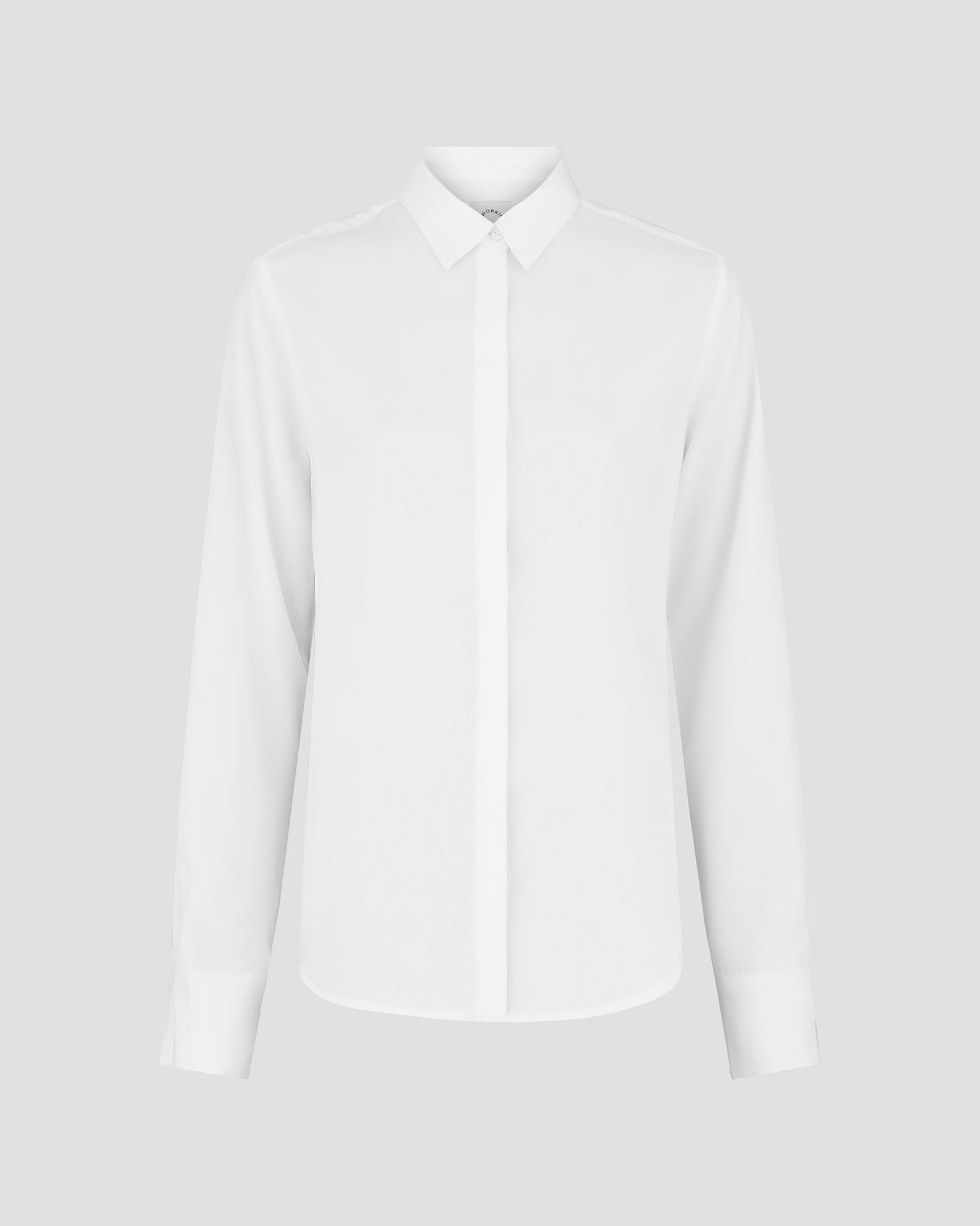 Hvid klassisk business-skjorte til kvinder med lange ærmer og skjult knaplukning.