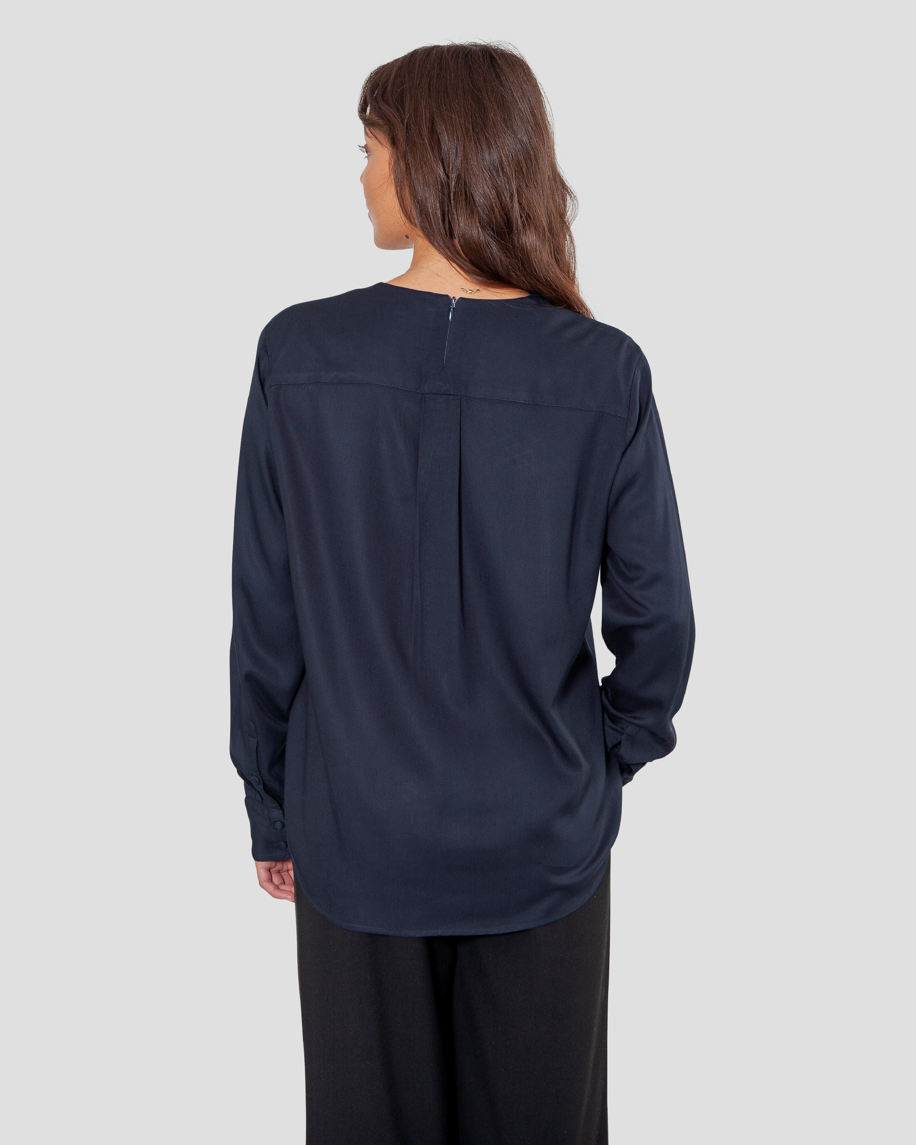 Skjortebluse til damer i navy lavet af kvaliteten 100% Viskose (LENZING™ ECOVERO™), ansvarligt produceret design fra A Working Theory