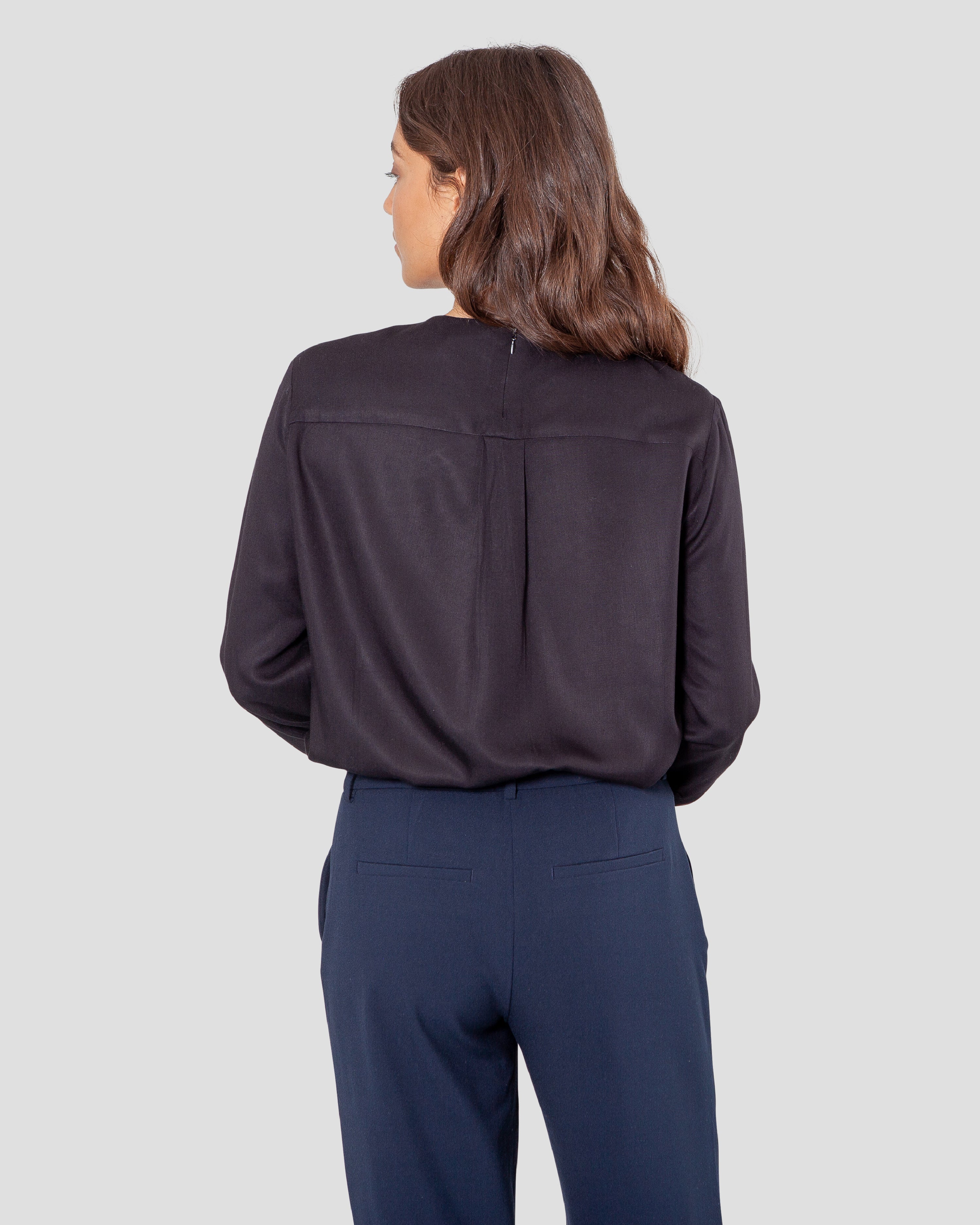 Skjortebluse til damer i sort lavet af kvaliteten 100% Viskose (LENZING™ ECOVERO™), ansvarligt produceret design fra A Working Theory