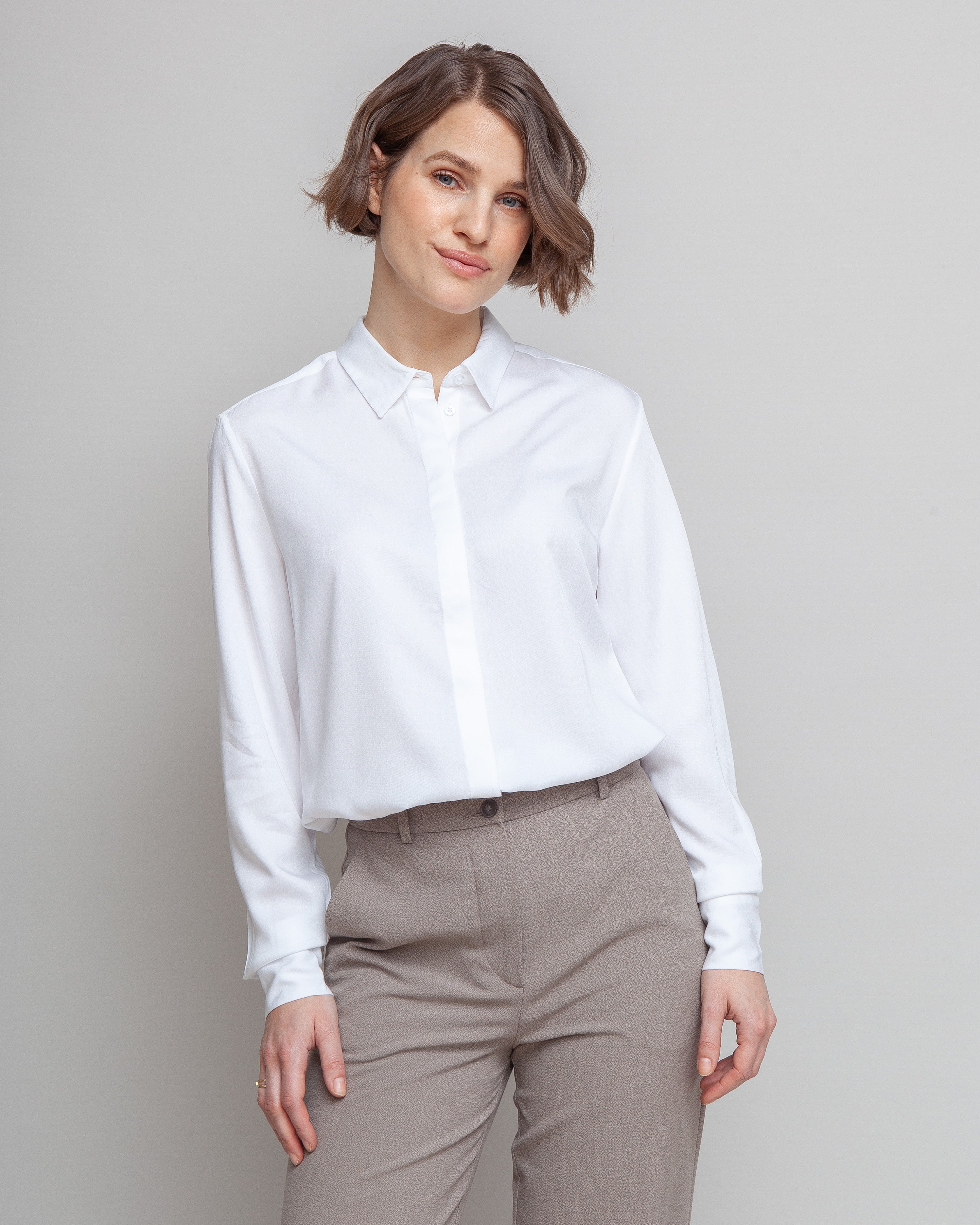 Klassisk skjorte til kvinder i hvid lavet af kvaliteten 100% Viskose (LENZING™ ECOVERO™), ansvarligt produceret design fra A Working Theory