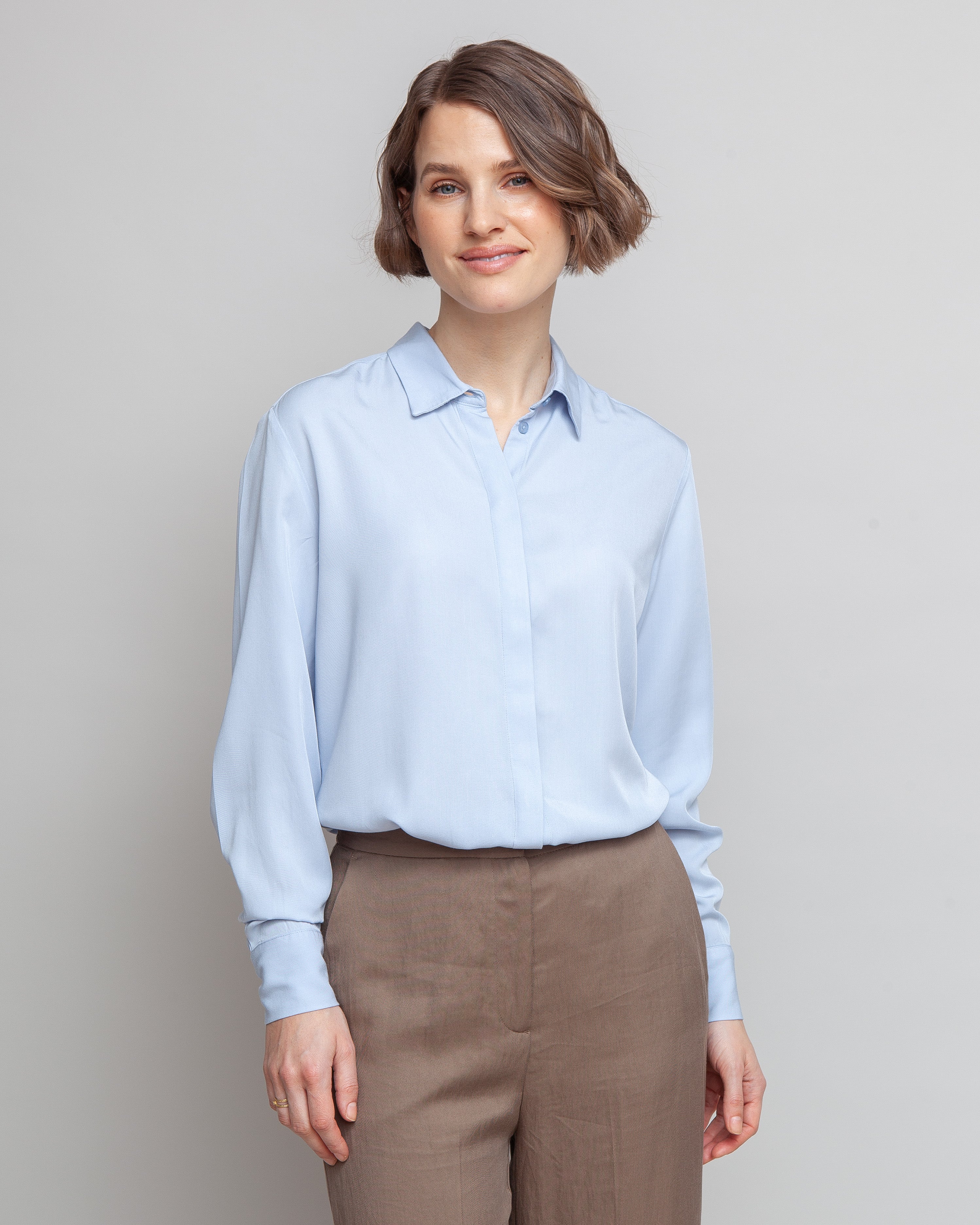 Klassisk skjorte til kvinder i lyseblaa lavet af kvaliteten 100% Viskose (LENZING™ ECOVERO™), ansvarligt produceret design fra A Working Theory
