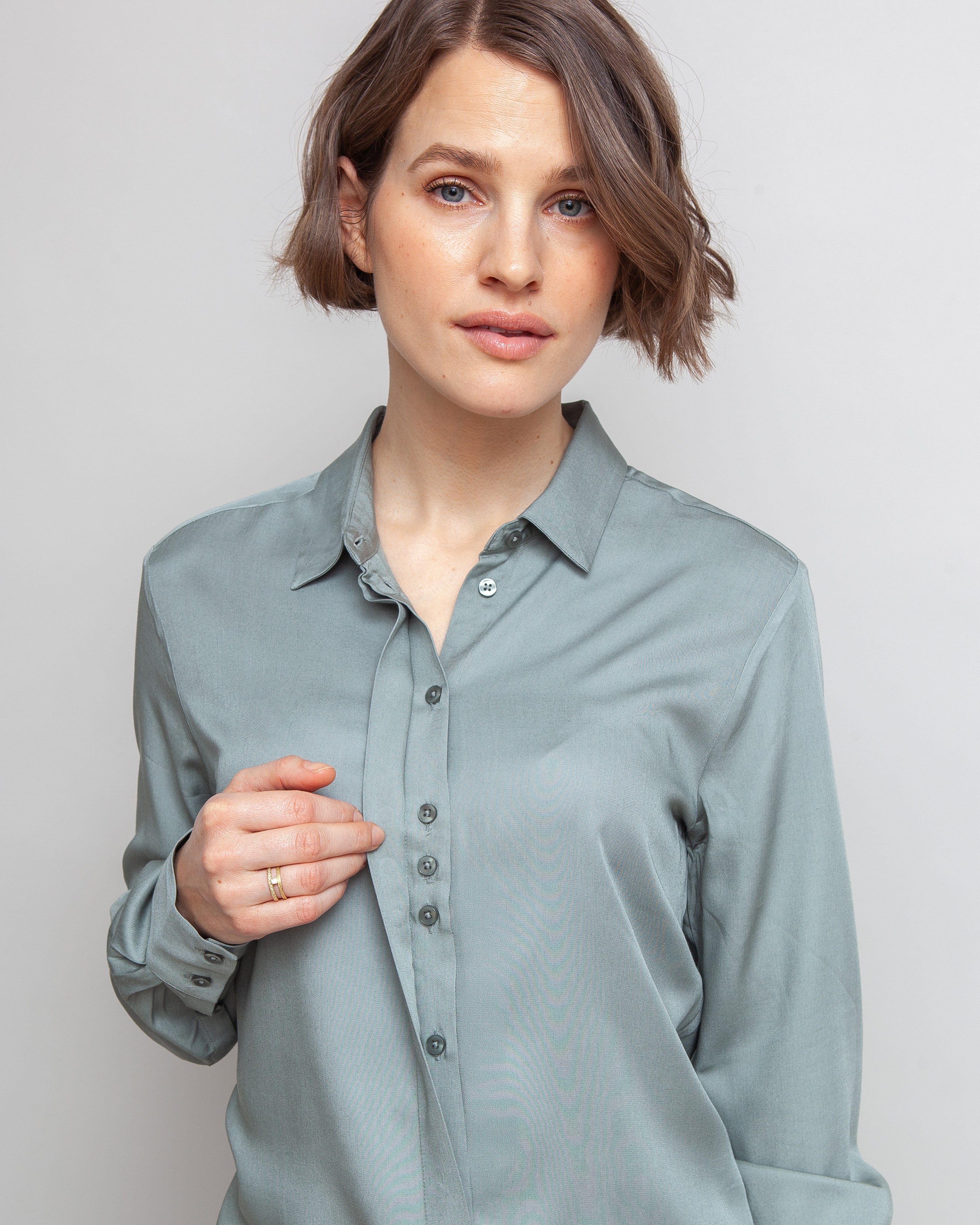 Klassisk skjorte til kvinder i sage lavet af kvaliteten 100% Viskose (LENZING™ ECOVERO™), ansvarligt produceret design fra A Working Theory