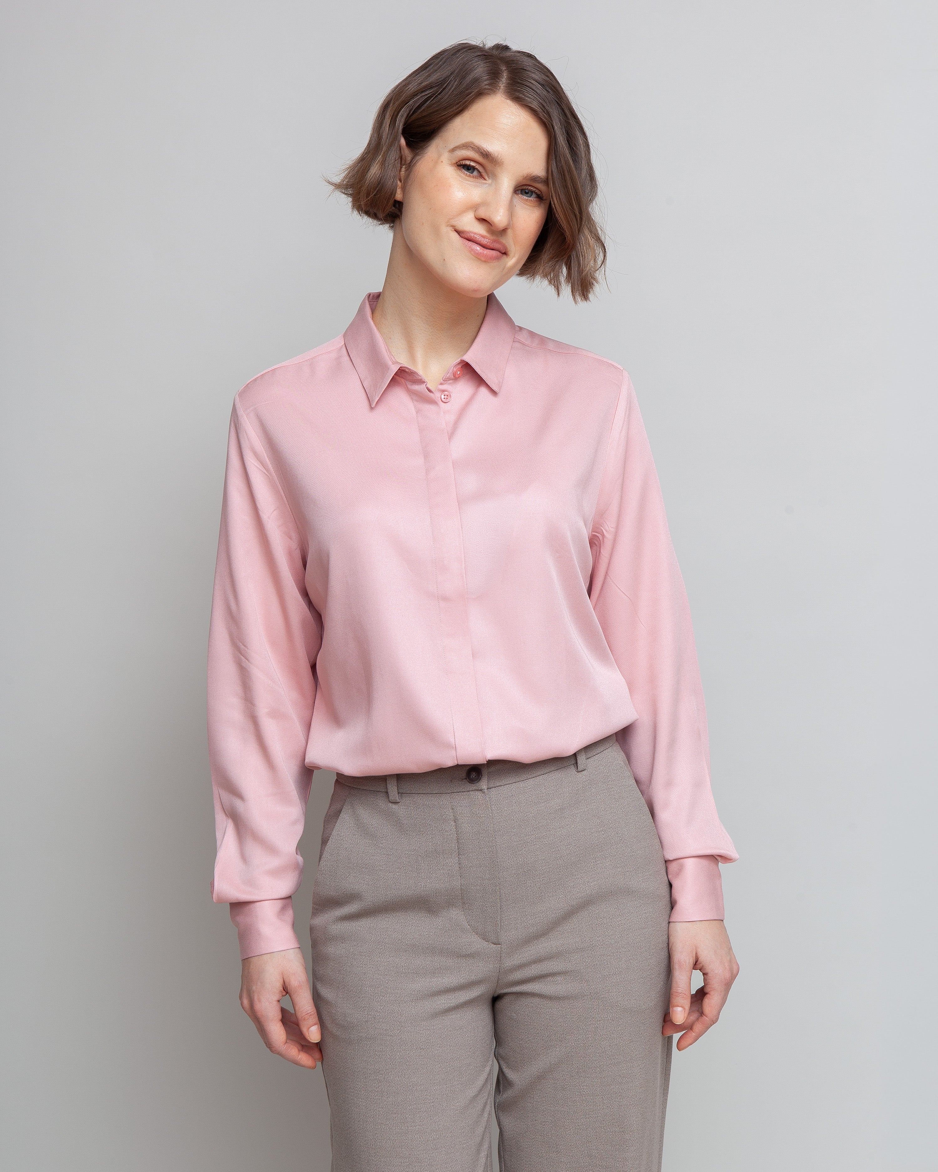 Klassisk skjorte til kvinder i lyseroed lavet af kvaliteten 100% Viskose (LENZING™ ECOVERO™), ansvarligt produceret design fra A Working 