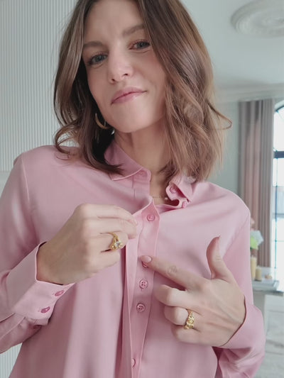 Detalje af klassisk stevet rosa skjorte fra A Working Theory med feminine detaljer og ekstra knapper