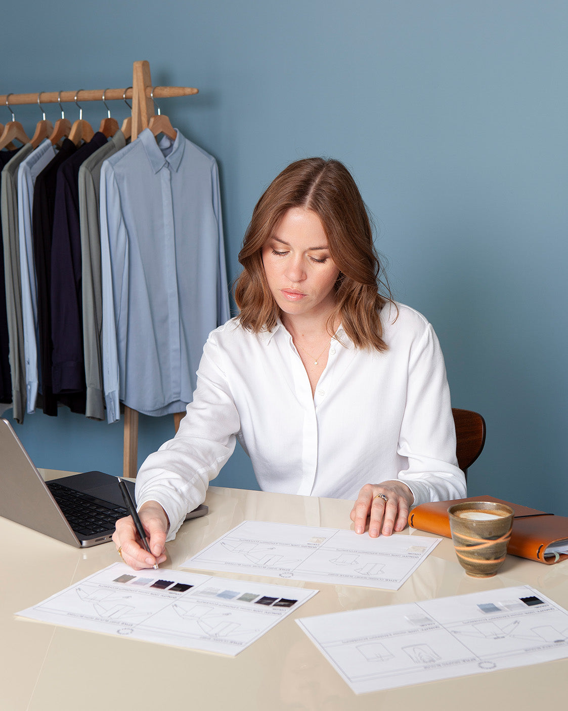 Stifter Michelle i vores klassiske skjorte til kvinder i farven hvid, ansvarlig produceret fra A Working Theory