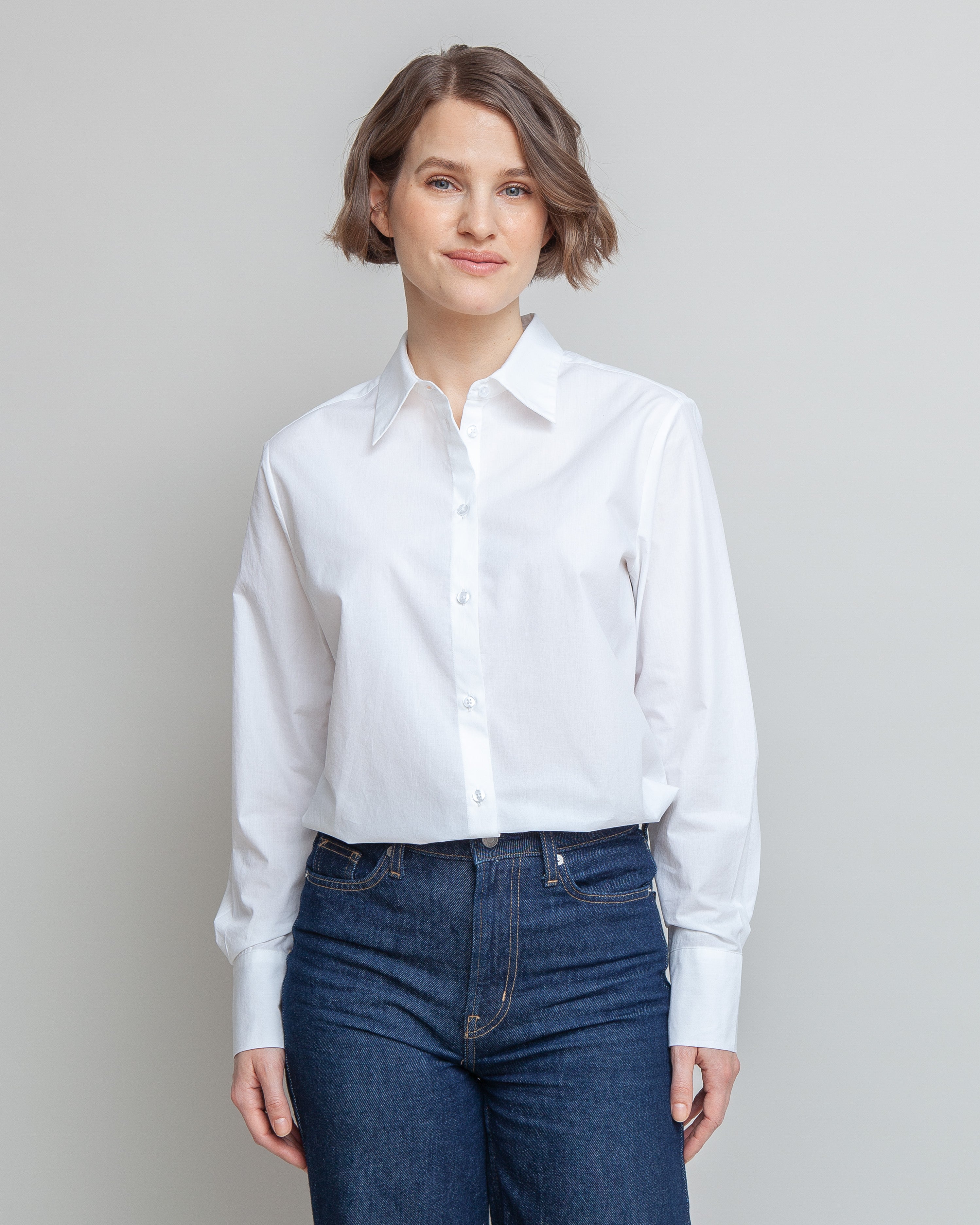 Klassisk skjorte til kvinder i hvid lavet af kvaliteten 100% Økologisk Bomuld, ansvarligt produceret design fra A Working Theory
